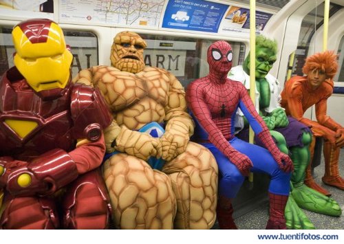 Superheroes En El Metro