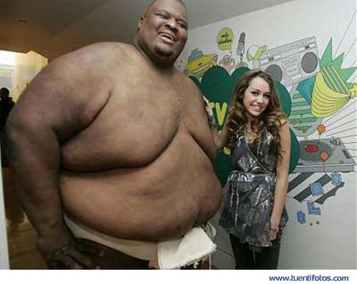 Hanna Montana Junto a un Gigante