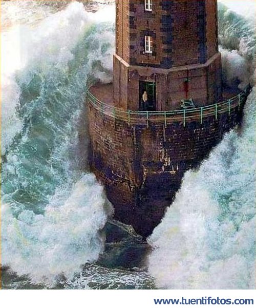 Olas Golpean Faro