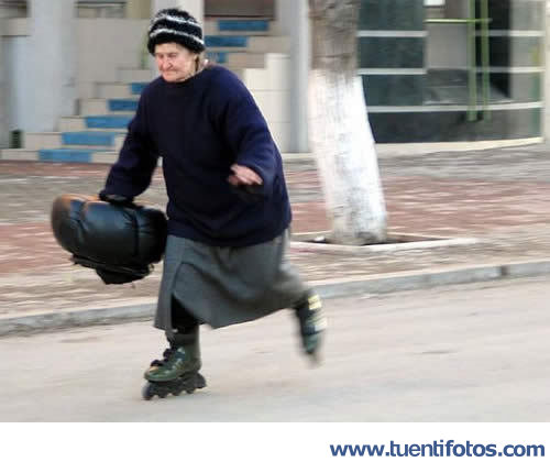 Personas de Abuela En Patines