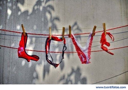 Bromas de Amor Con Ropa Interior