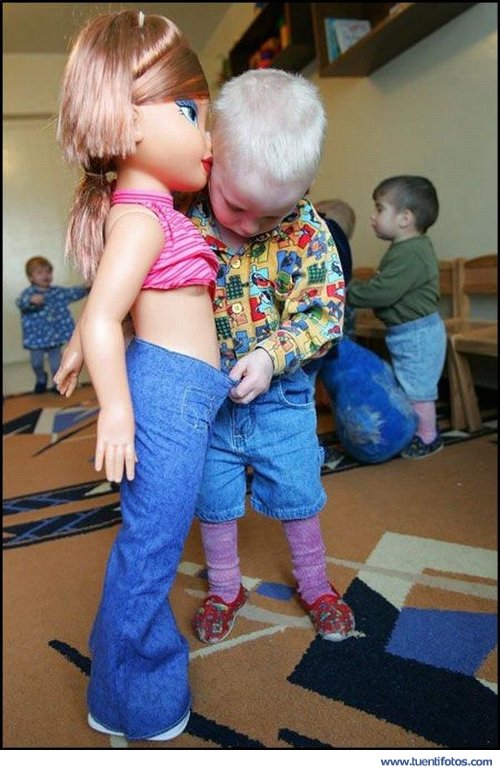 Curiosidades de Niño Jugando a las Muñecas