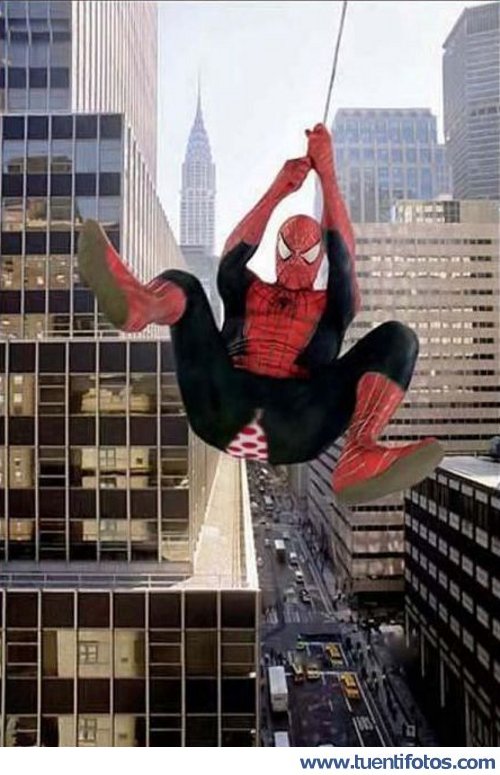 Personas de Spiderman enseña los Gayumbos