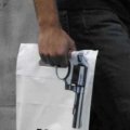 Miniatura de De Compras Con Pistola En Mano
